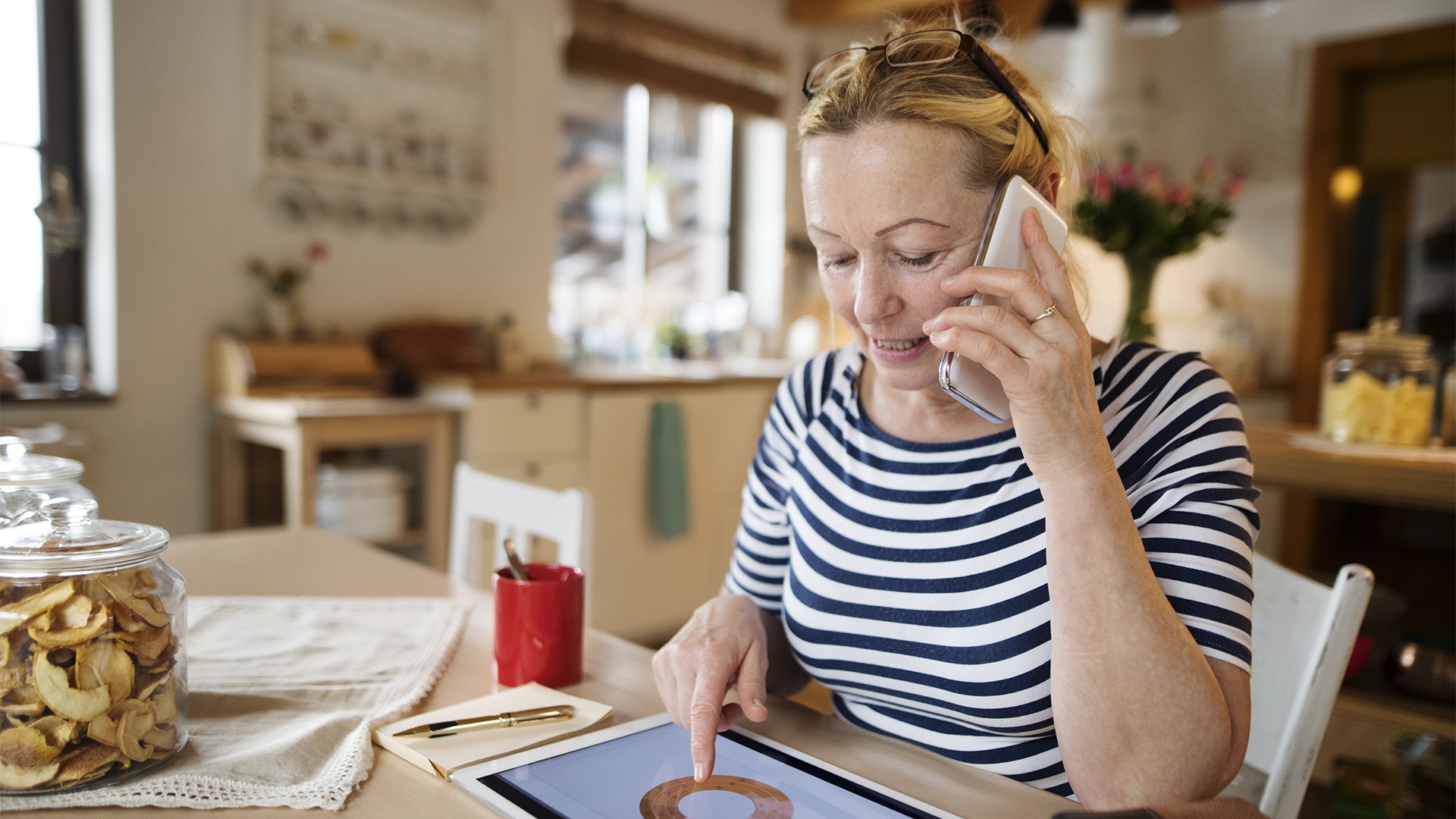 Vrouw bekijkt op tablet haar portaal